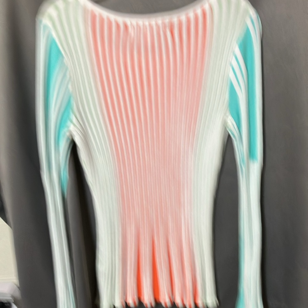 Beautiful spring/summer sweater. Size XS. Figure flattering ribbing. - Picture 5 of 6
